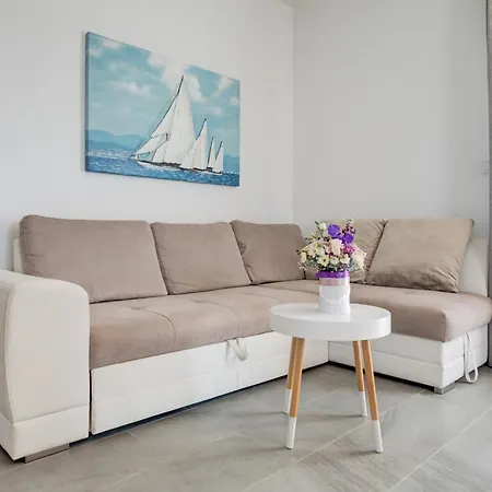 Love Apartments *