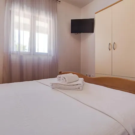 Love Apartments *